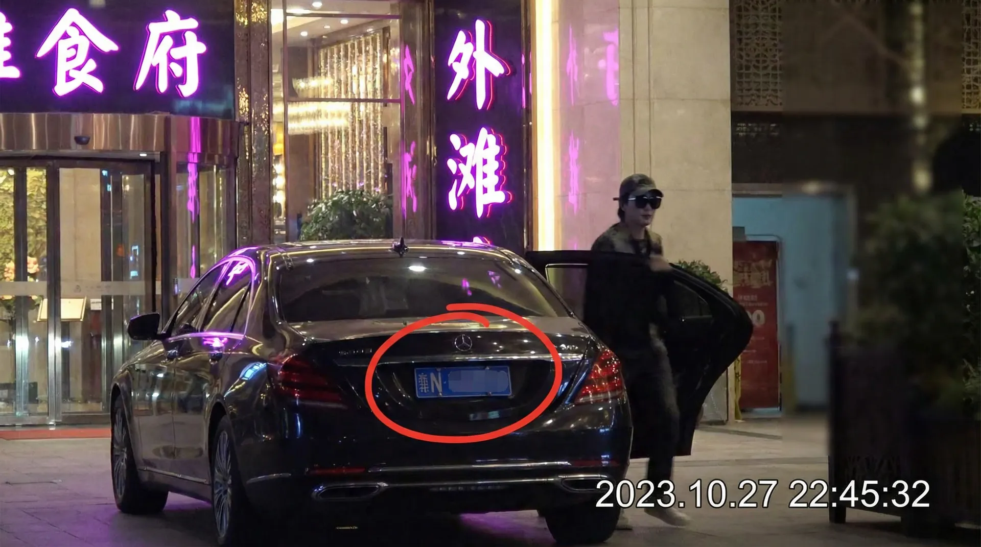 博鱼娱乐 - 豪车餐厅外偷拍
